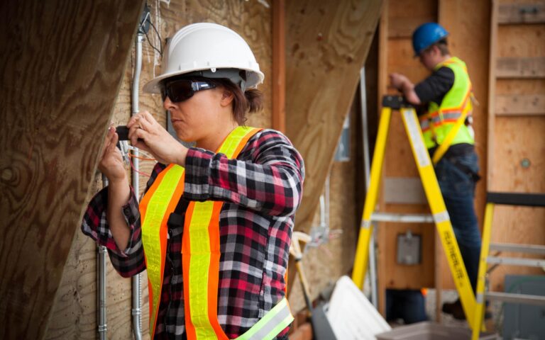 A Simple Guide to bagging High-Paying Electrician Jobs in Canada as an Immigrant